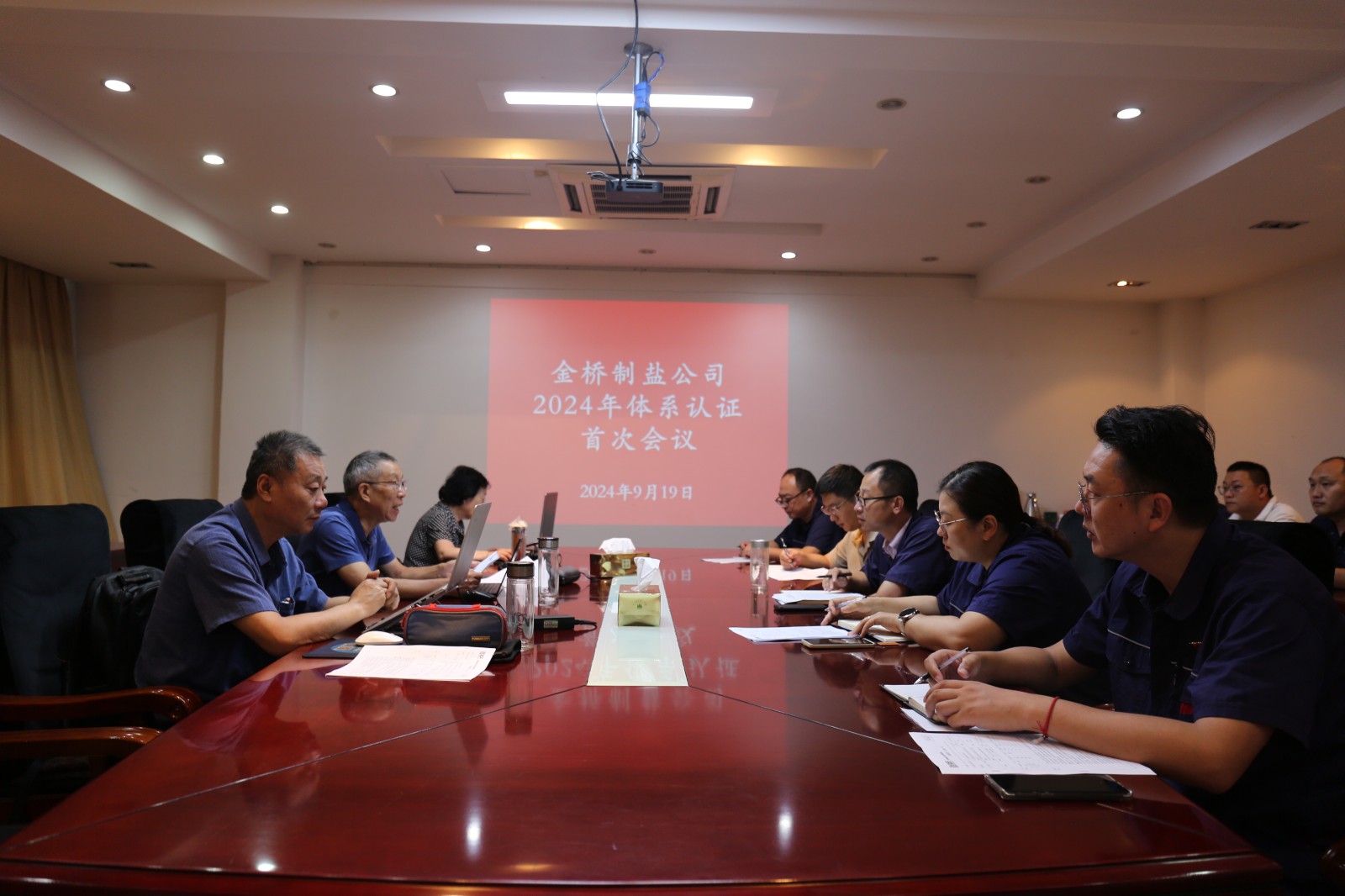 近日，金橋制鹽公司通過北京世標認證中心審核，給予食品安全管理體系、環(huán)境管理體系和職業(yè)健康安全管理體系認證“保持認證資格”的監(jiān)督審核結論，給予質量管理體系認證“再次注冊”的再認證審核結論。通過審核，是對公司精細化管理成果的檢驗，促進公司內控管理水平持續(xù)提升。（李曉月）