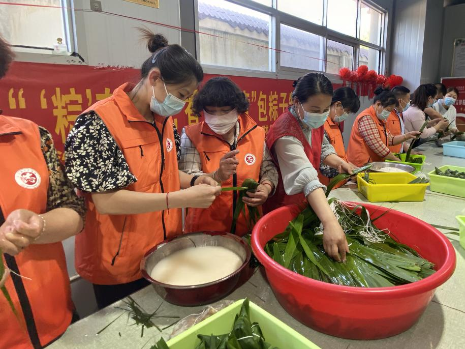 青口供電所黨支部聯(lián)合生產(chǎn)生活服務(wù)中心分會(huì)、黃沙坨社區(qū)，共同舉辦“悠悠艾草香 濃濃端午情”系列活動(dòng)。.png